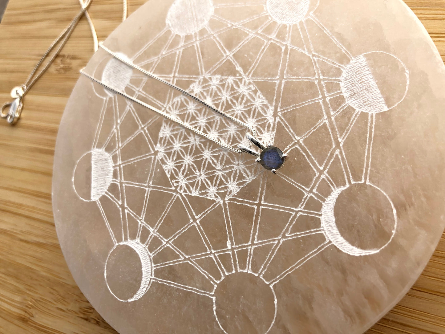 Colgante de Labradorita natural en plata de ley 925 - Joyería esotérica DrusaLunar.