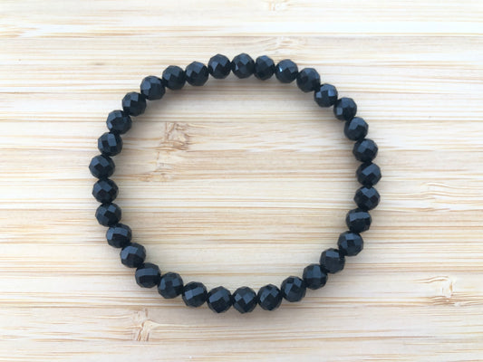 Pulsera de Turmalina Negra natural facetada de 6mm, un elegante escudo de protección contra energías negativas - DrusaLunar.