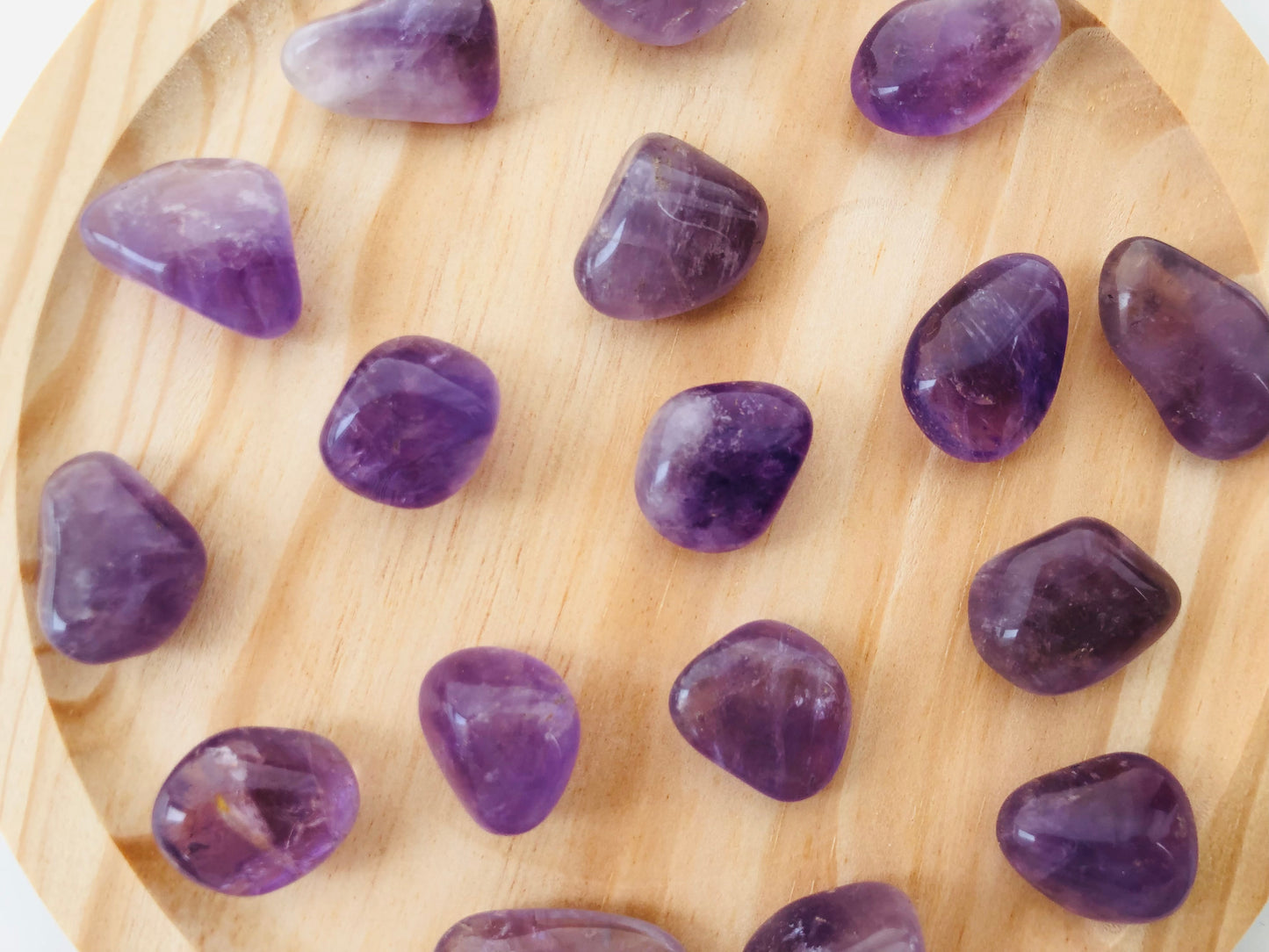Canto rodado de amatista, mineral natural para relajación y meditación, piedra de color violeta ideal para reducir el estrés y armonizar espacios