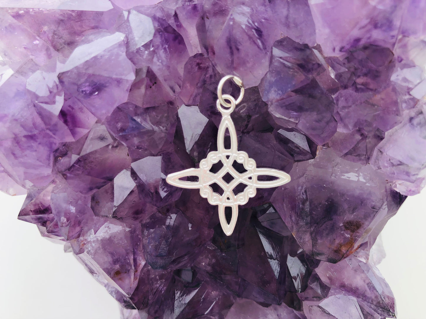 Amuleto Nudo de Bruja en plata de ley 925, símbolo de protección - DrusaLunar tienda online.