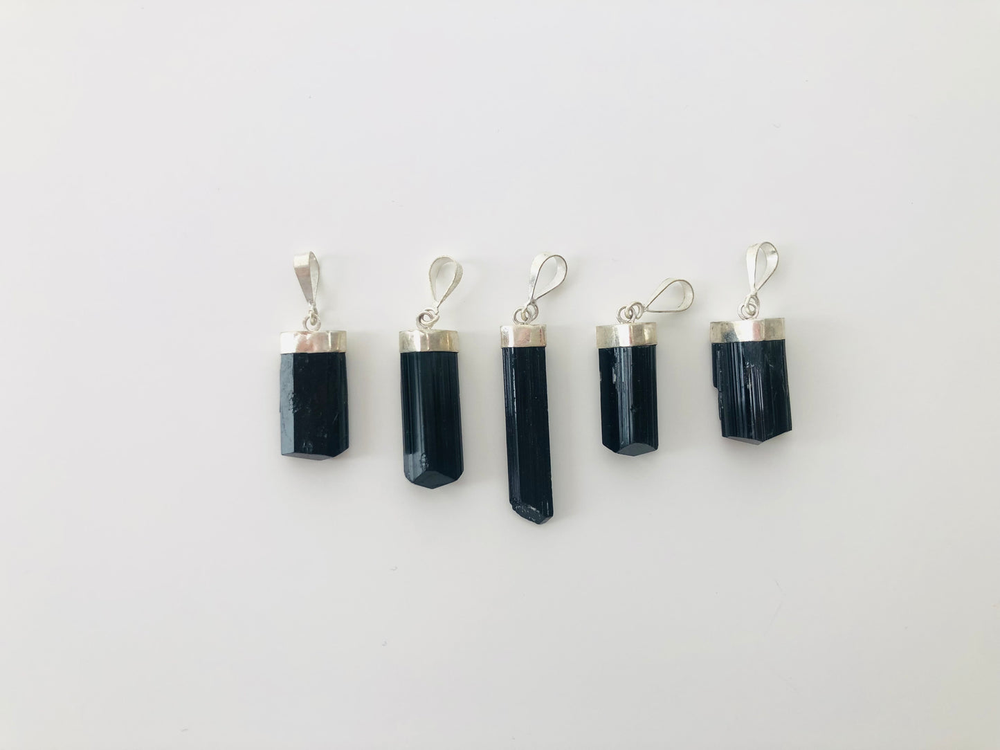 Detalle de piedra turmalina negra natural montada en plata de ley, minerales mágicos de DrusaLunar.