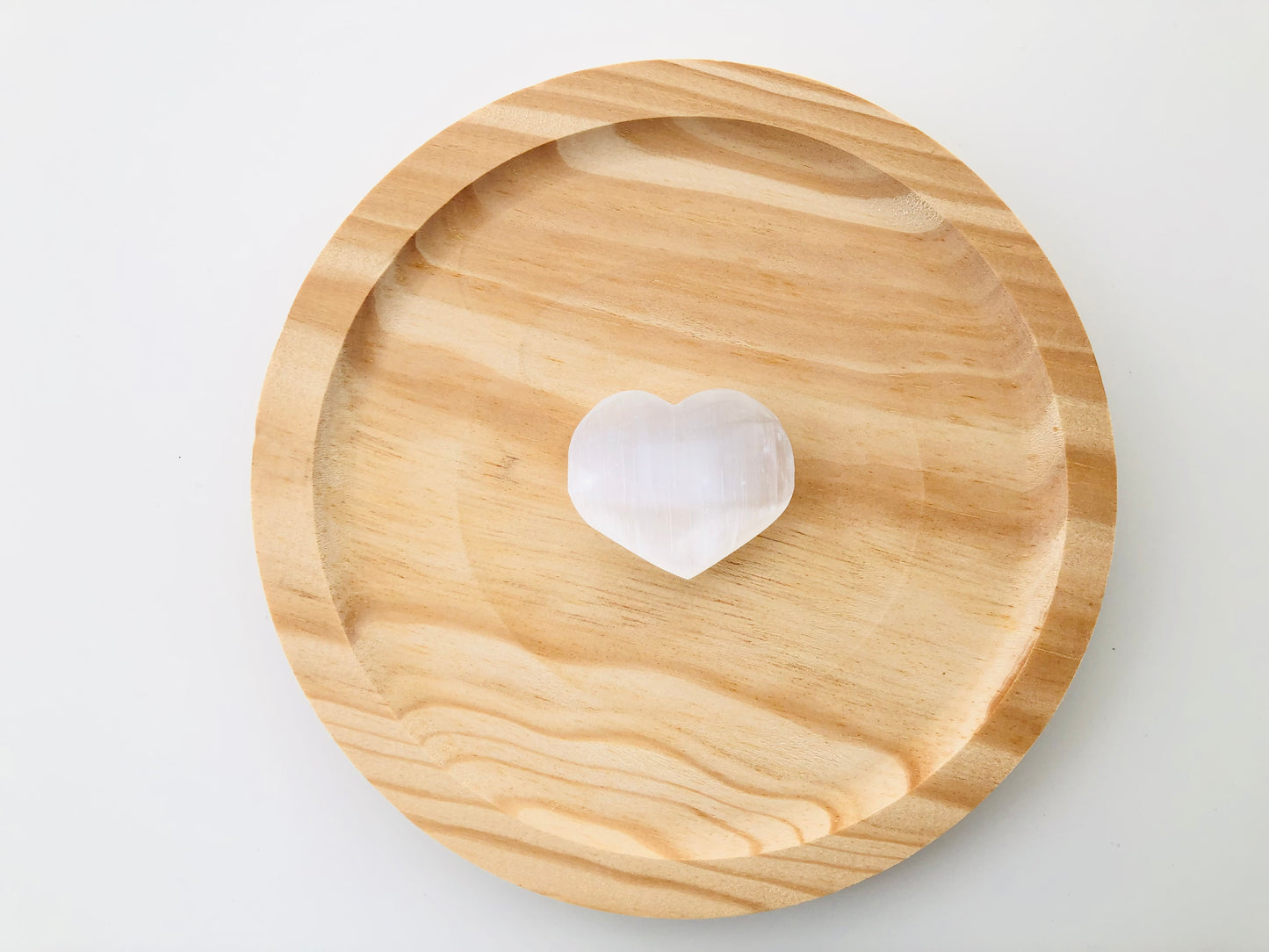 Corazón de selenita blanca natural para limpieza de cristales y recarga energética, mineral de color blanco translúcido con propiedades espirituales.