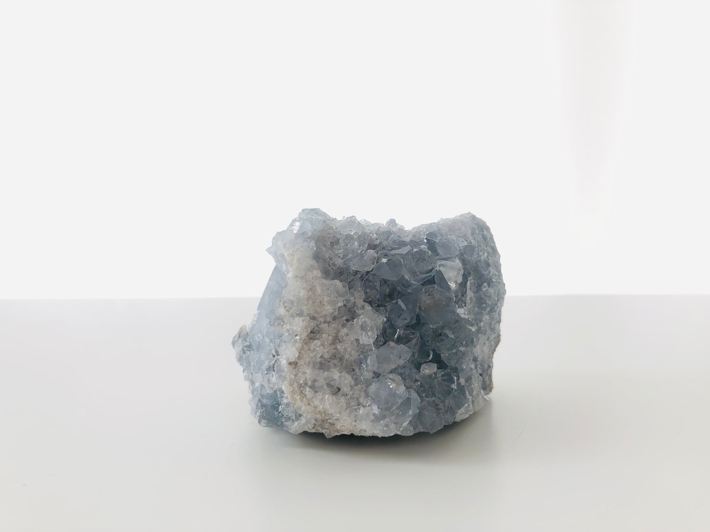 Drusa de celestina natural, piedra de la paz espiritual y la calma, racimo de cristales azul cielo ideal para el dormitorio, la meditación y el equilibrio emocional.