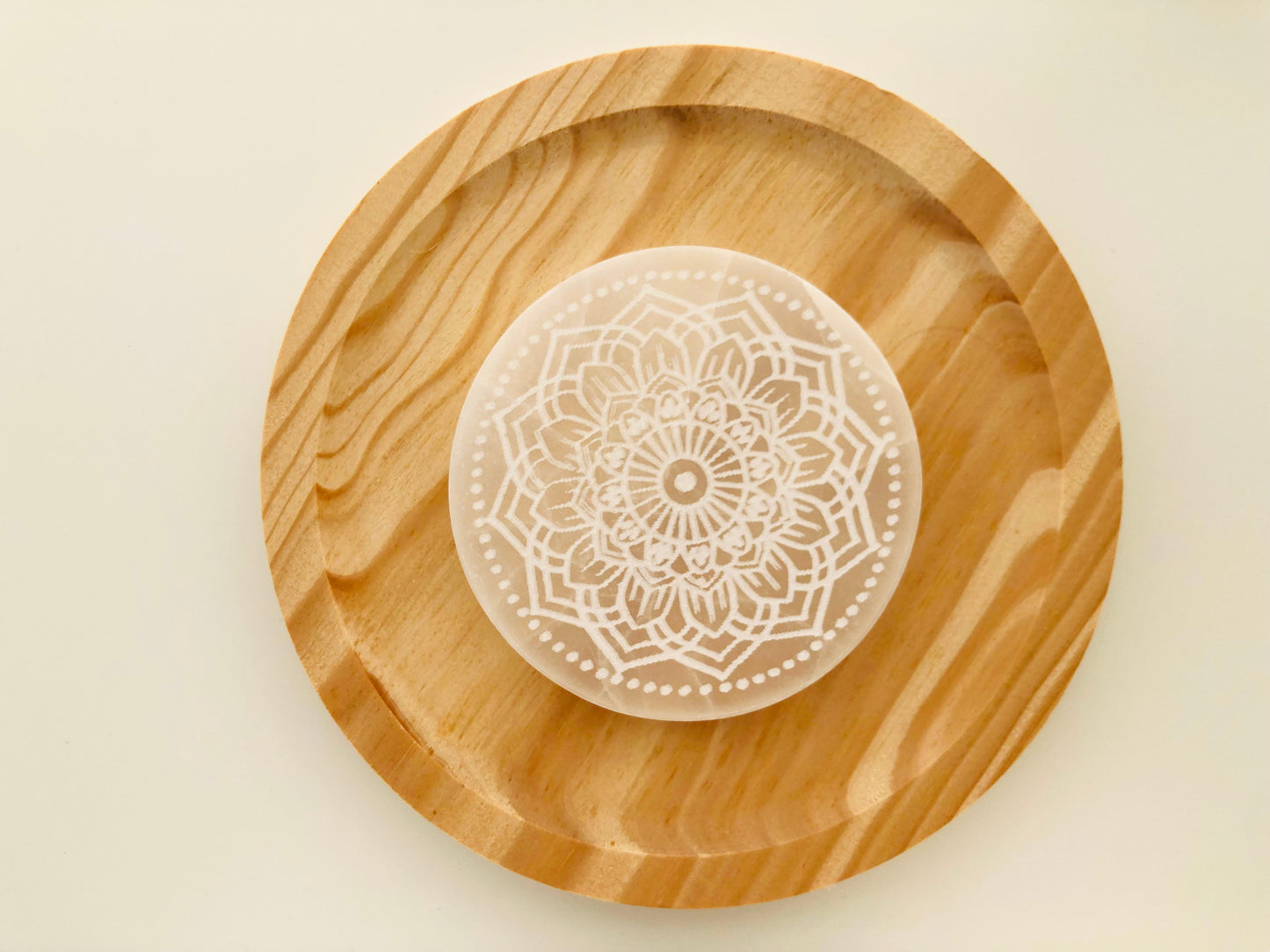 Base de selenita natural con grabado de mandala para armonización de espacios y limpieza profunda de minerales y piedras energéticas.