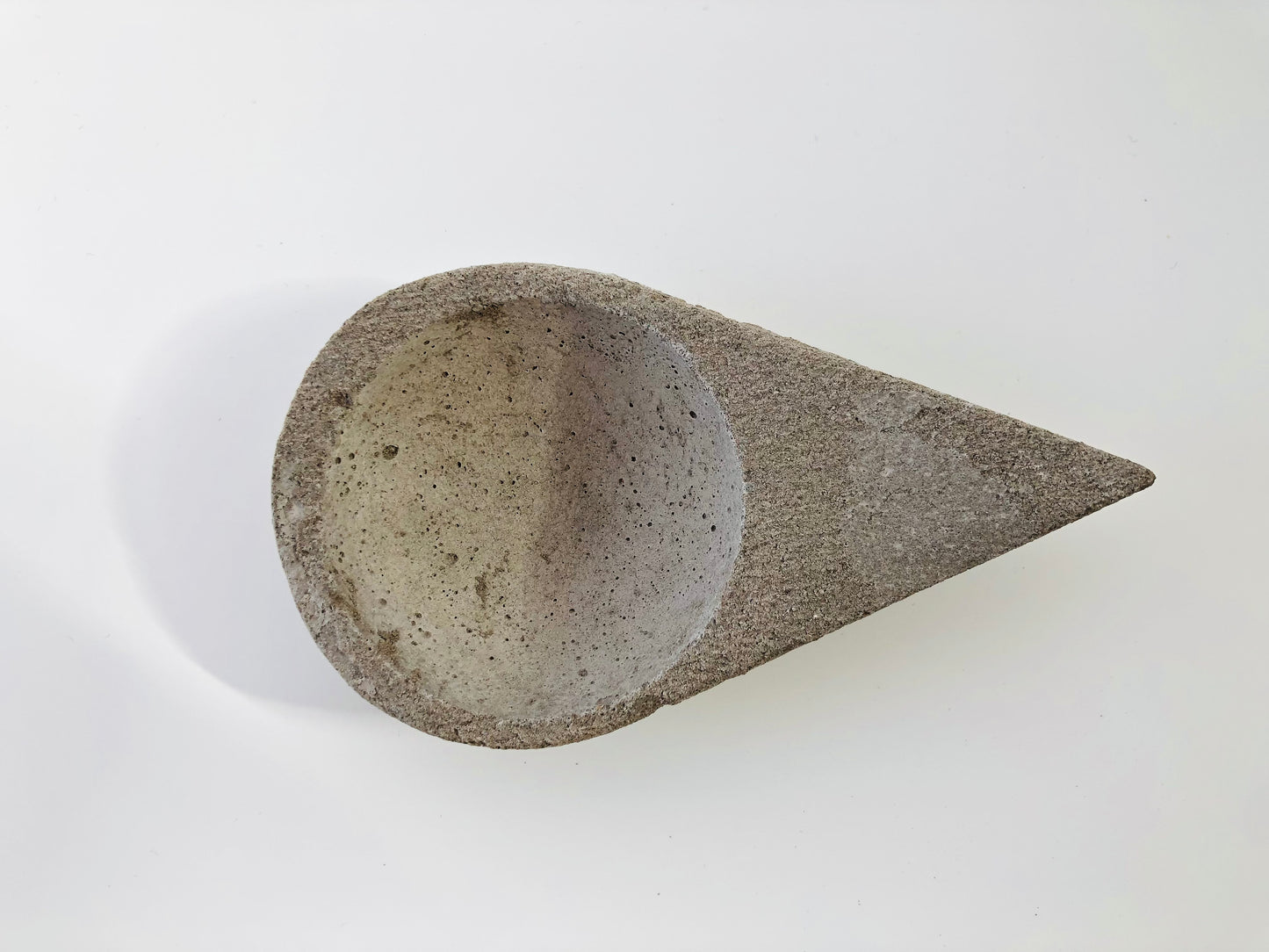 Cuenco sahumador artesanal de Sagrada Madre en cemento gris con forma de triángulo, ideal para quemar perlas de sahumerio, resinas o hierbas naturales.