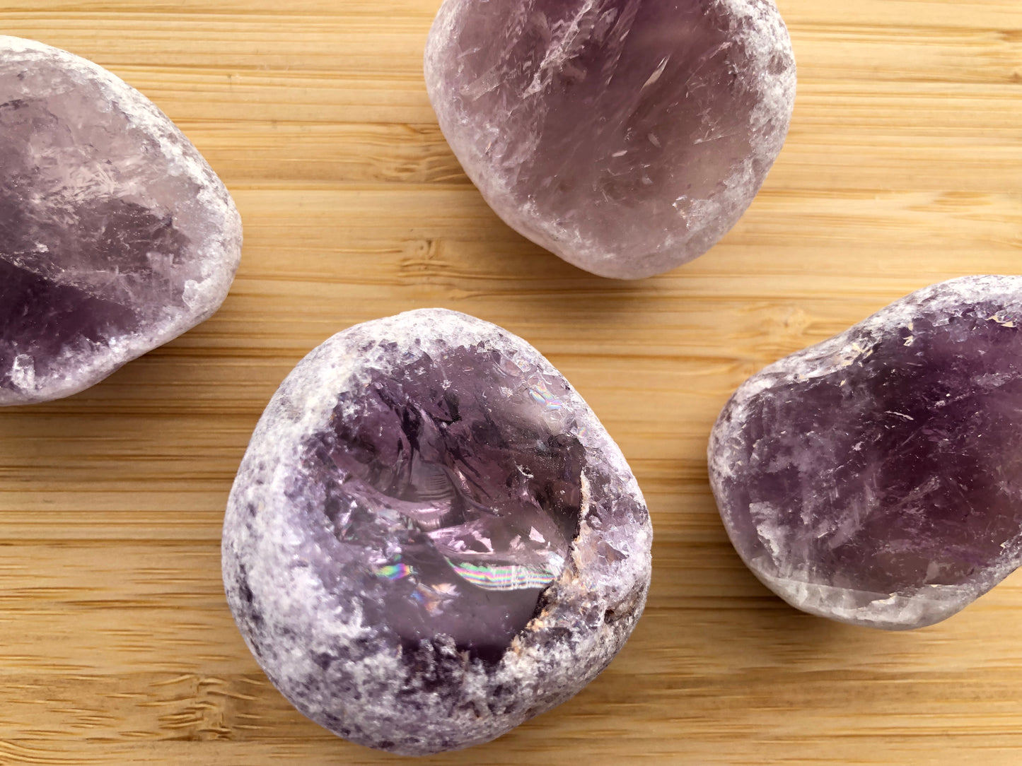 Canto rodado de Amatista Cuarzo Visión natural, ideal para profundizar en la meditación y potenciar la claridad mental en DrusaLunar.