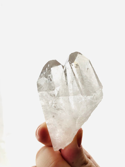 Es una drusa de cuarzo Cristal con calidad extra, terminado en dos puntas.