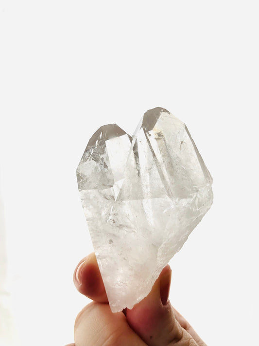 Es una drusa de cuarzo Cristal con calidad extra, terminado en dos puntas.