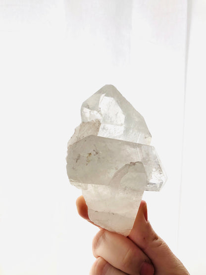 Es una drusa de cuarzo cristal con varias puntas.