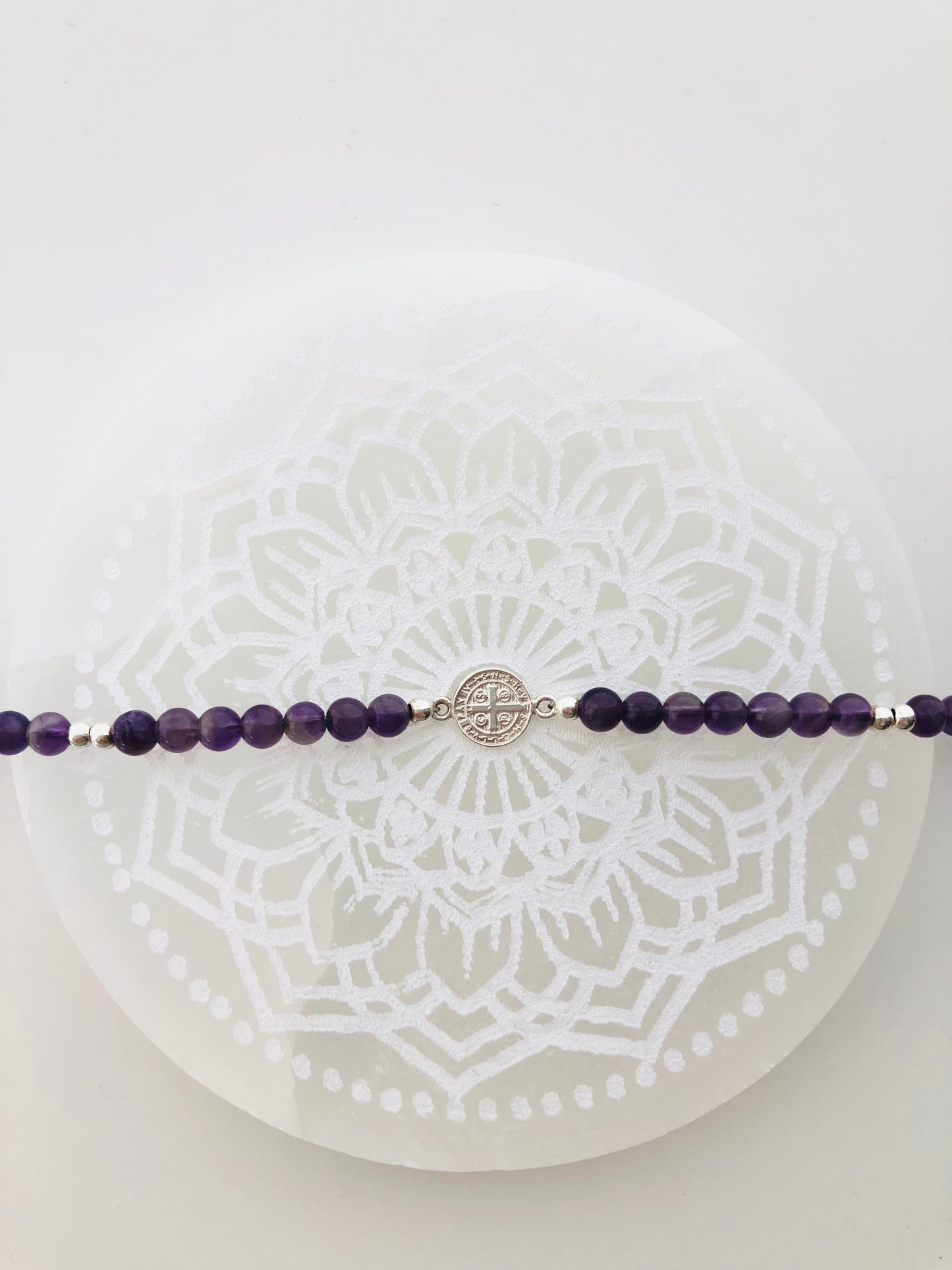 Pulsera de cuentas de amatista con medalla de plata de San Benito 