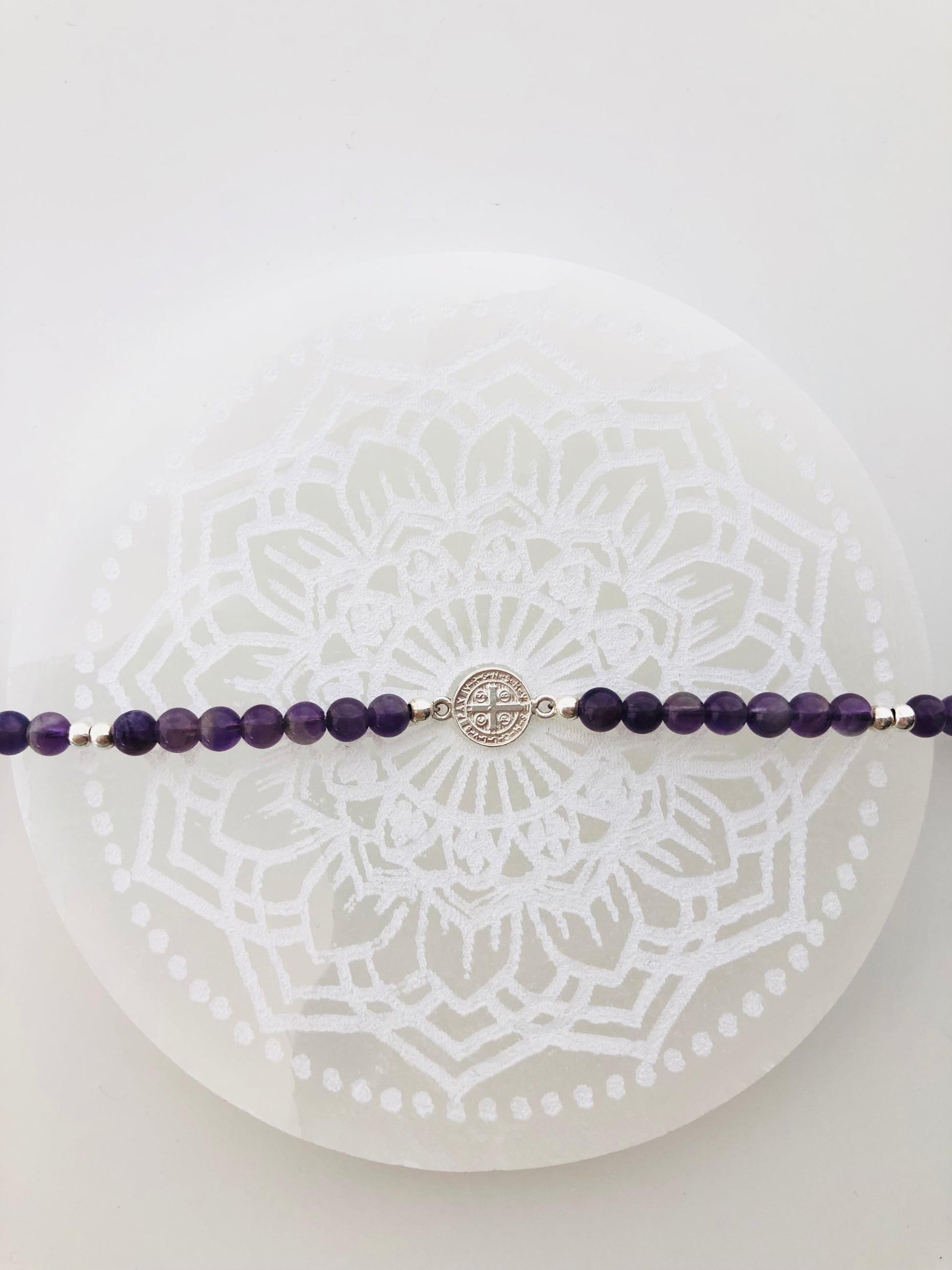 Pulsera de cuentas de amatista con medalla de plata de San Benito 