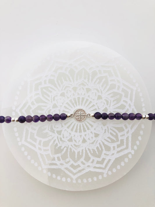 Pulsera de cuentas de amatista con medalla de plata de San Benito 