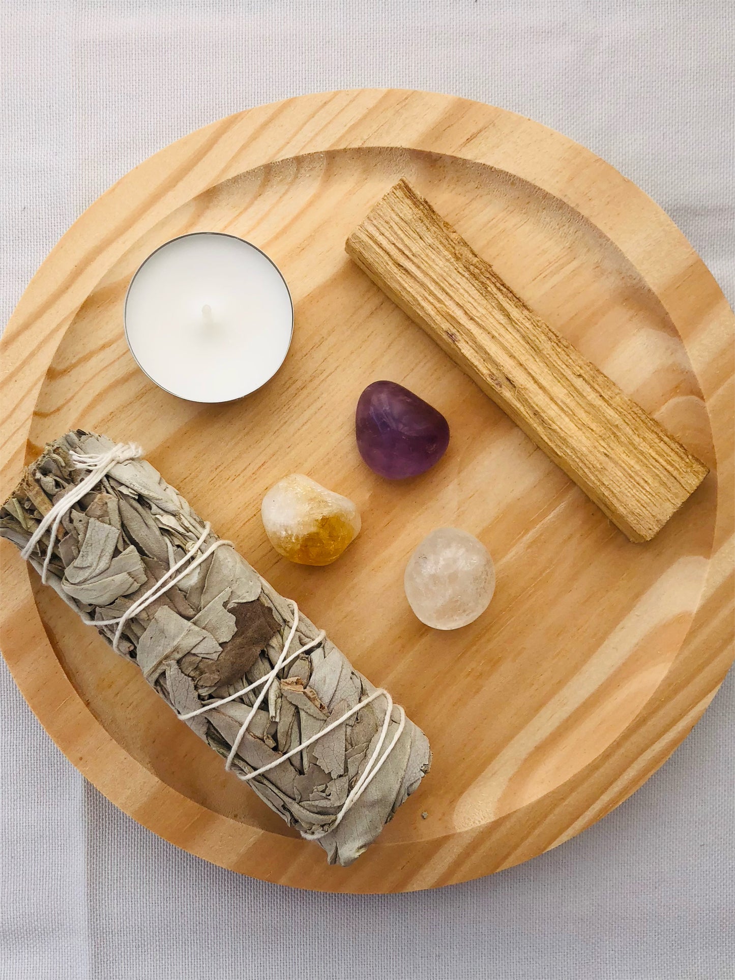 "Pack ritual de purificación: salvia blanca, palo santo, vela y minerales (amatista, citrino y cuarzo blanco)