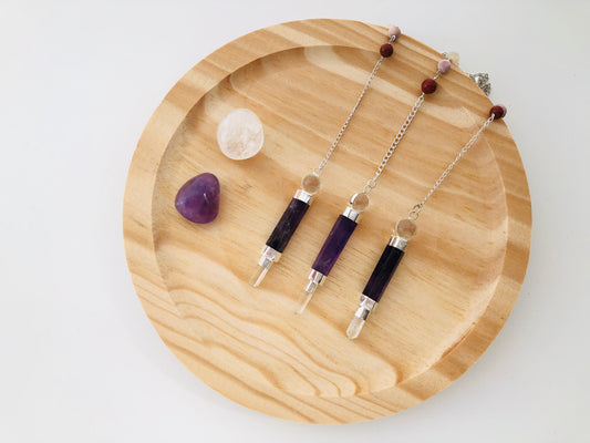 Péndulo de amatista natural facetada en forma de generador con cadena metálica plateada para radiestesia.