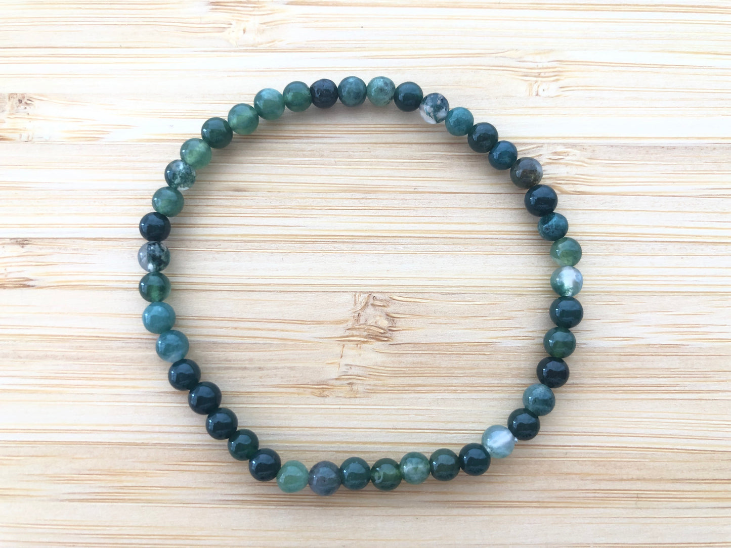 Pulsera minimalista de Ágata Musgosa de 4mm, el mineral de los nuevos comienzos y la conexión con la naturaleza - DrusaLunar.