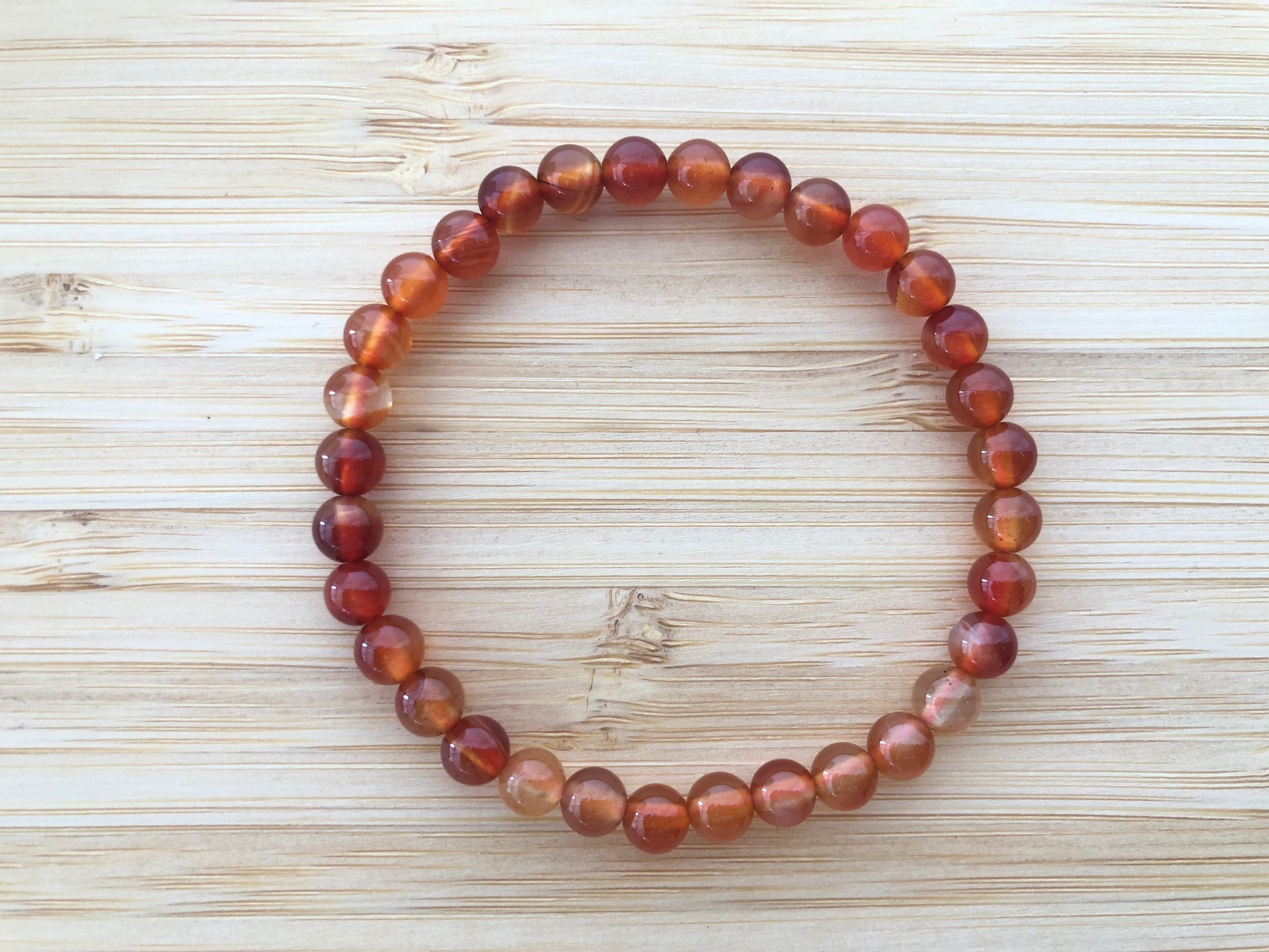 Pulsera de Cornalina natural de 6mm, el mineral del coraje, la vitalidad y la creatividad activa - DrusaLunar.