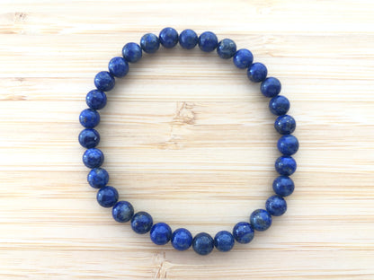 Pulsera de cuentas azules de lapislázuli para la apertura del tercer ojo y la conexión espiritual en DrusaLunar.