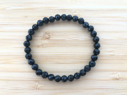 Pulsera de Turmalina Negra natural facetada de 6mm, un elegante escudo de protección contra energías negativas - DrusaLunar.