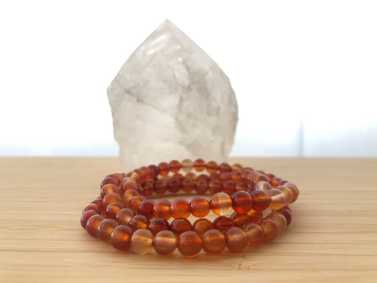 Pulsera elástica de cornalina naranja para equilibrar el chakra sacro y potenciar la motivación en DrusaLunar.