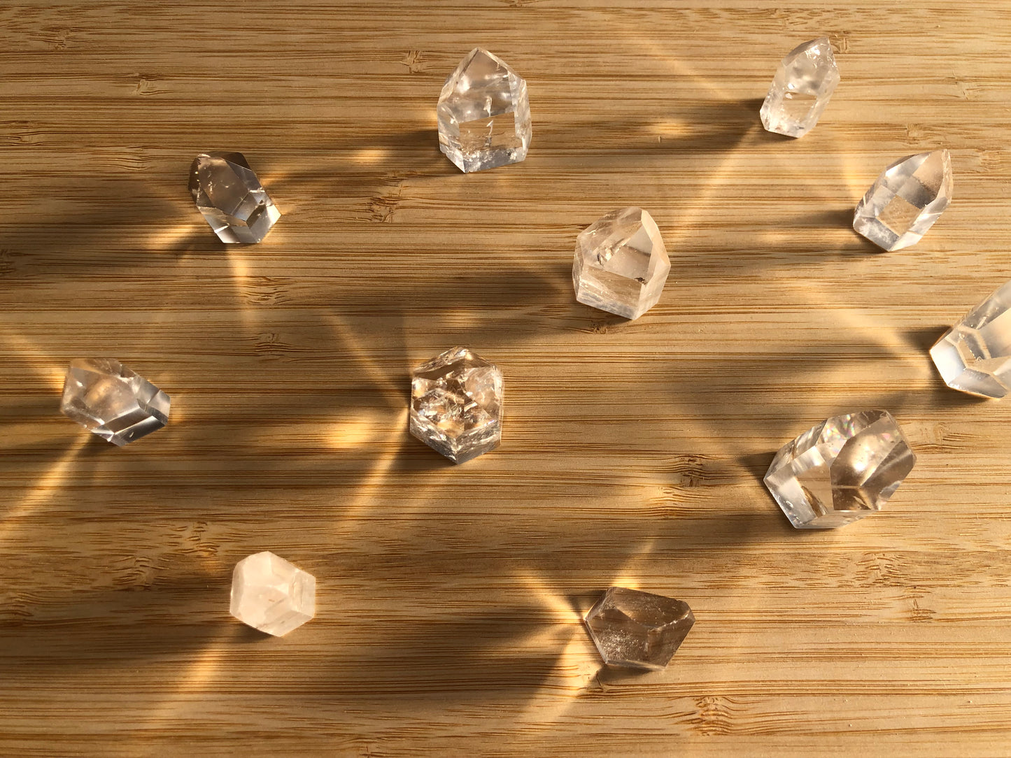 Punta de cuarzo cristal pulido para limpieza energética y meditación - Tienda esotérica DrusaLunar.