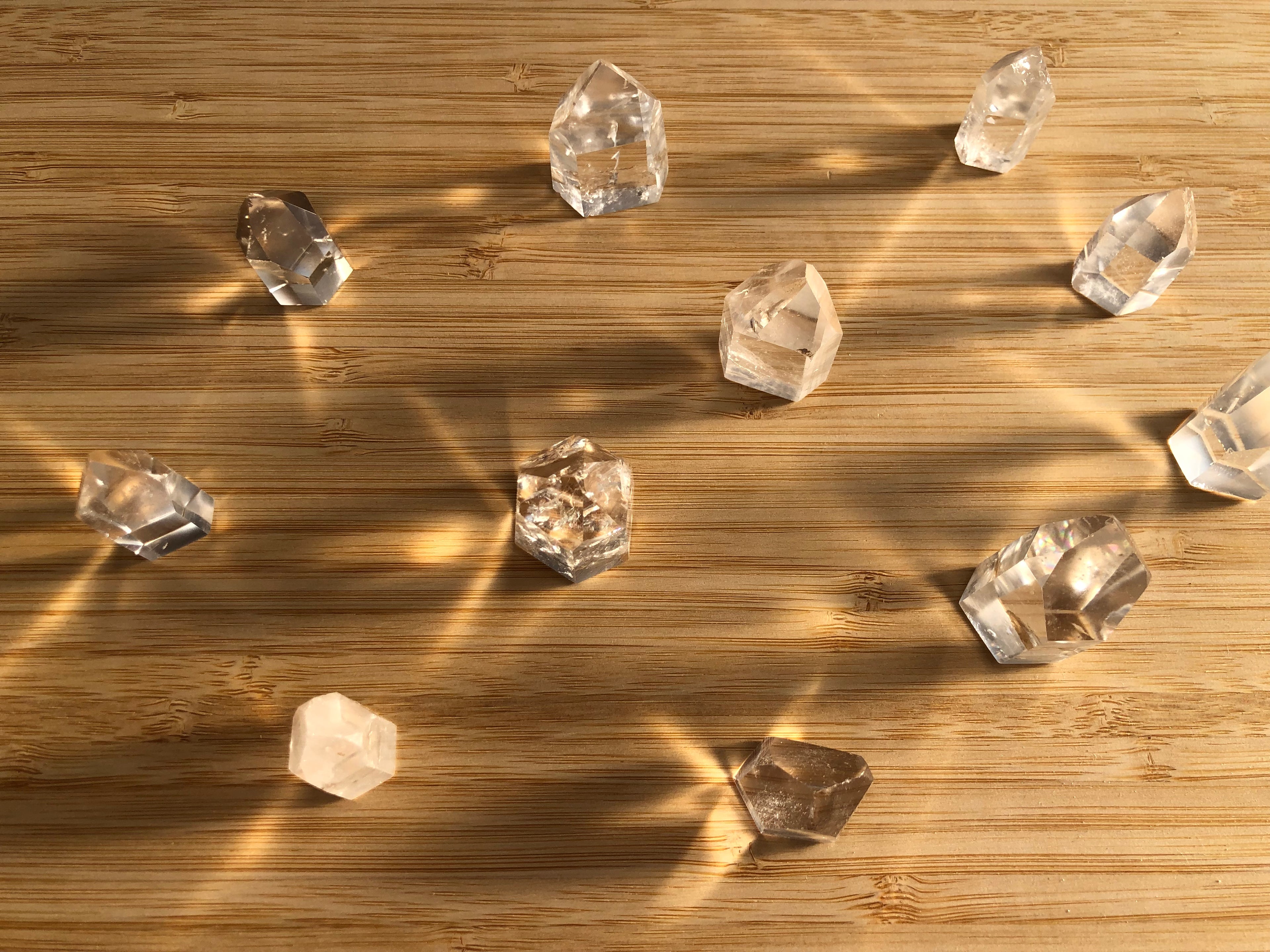 Punta de cuarzo cristal pulido para limpieza energética y meditación - Tienda esotérica DrusaLunar.