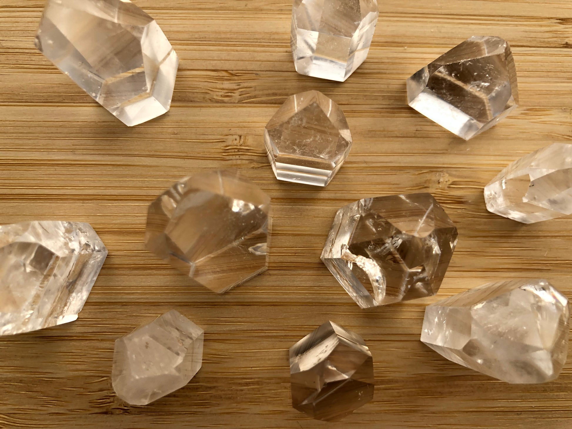 Cristal de cuarzo transparente en punta pulida, un potente amplificador de energía natural para sanación y altares en DrusaLunar.