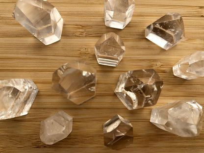 Cristal de cuarzo transparente en punta pulida, un potente amplificador de energía natural para sanación y altares en DrusaLunar.