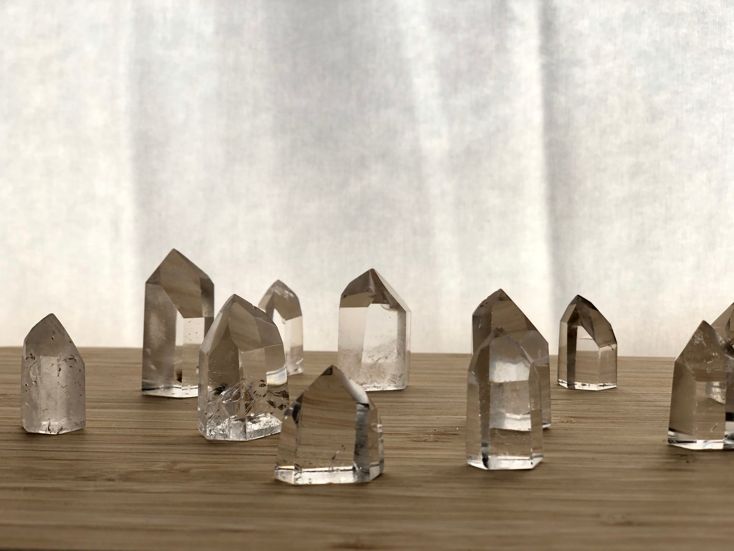 Cristal de cuarzo transparente en punta pulida, un potente amplificador de energía natural para sanación y altares en DrusaLunar.