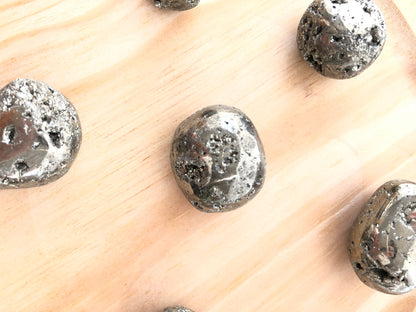 piritas pulidas de forma redondeada y natural, ideales para llevar como amuleto.