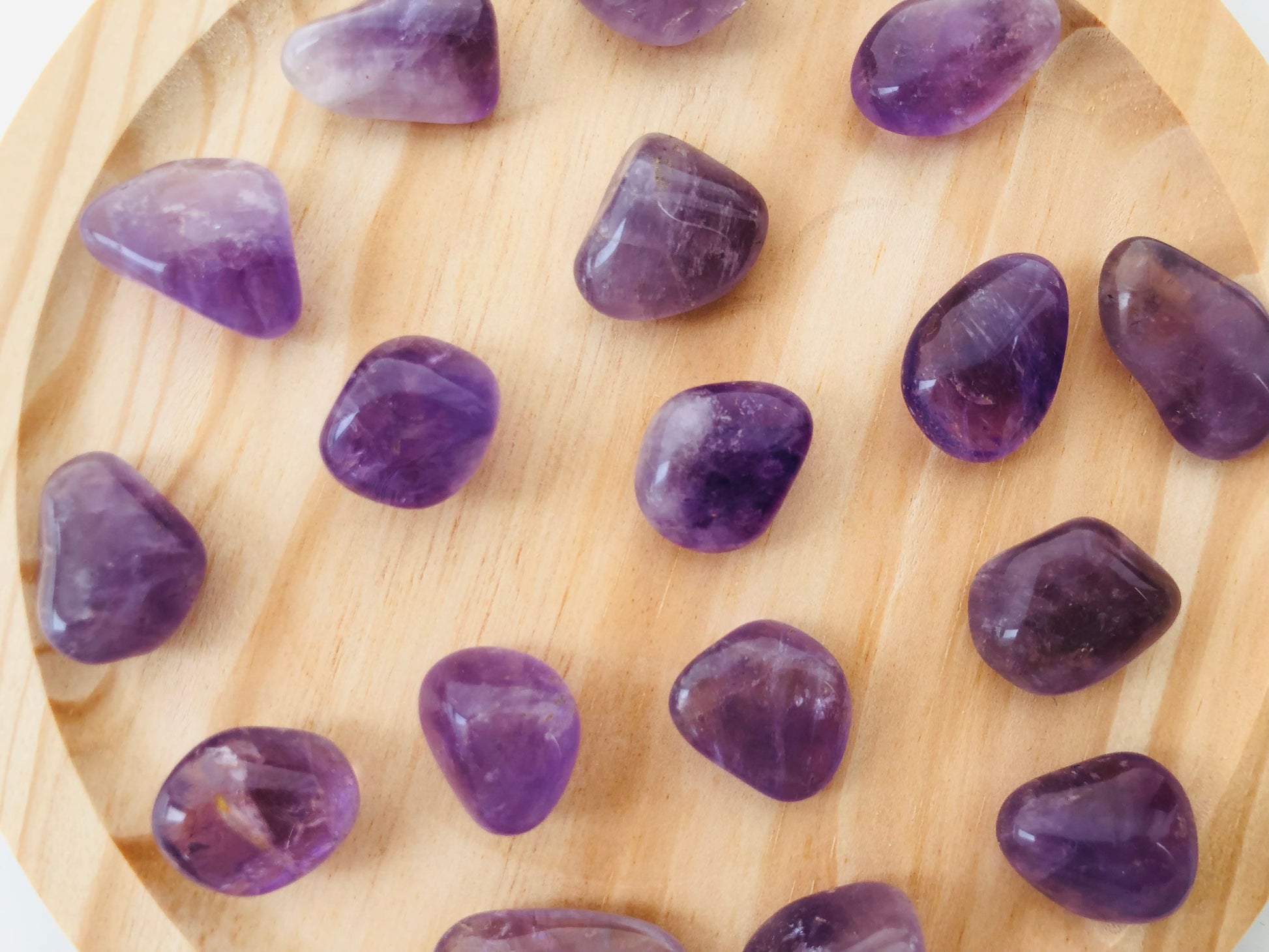 Canto rodado de amatista, mineral natural para relajación y meditación, piedra de color violeta ideal para reducir el estrés y armonizar espacios