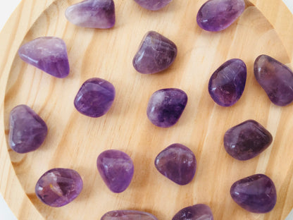 Canto rodado de amatista, mineral natural para relajación y meditación, piedra de color violeta ideal para reducir el estrés y armonizar espacios