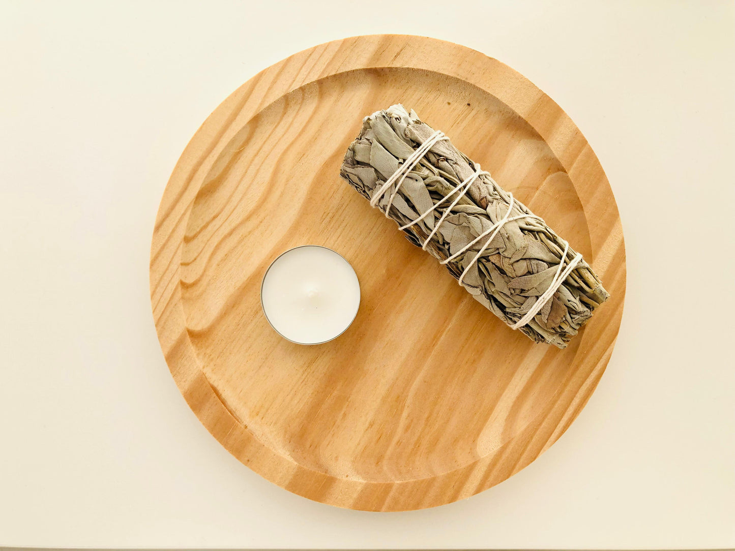 Sahumerio de salvia blanca natural para limpieza de energías negativas y rituales de purificación espiritual.