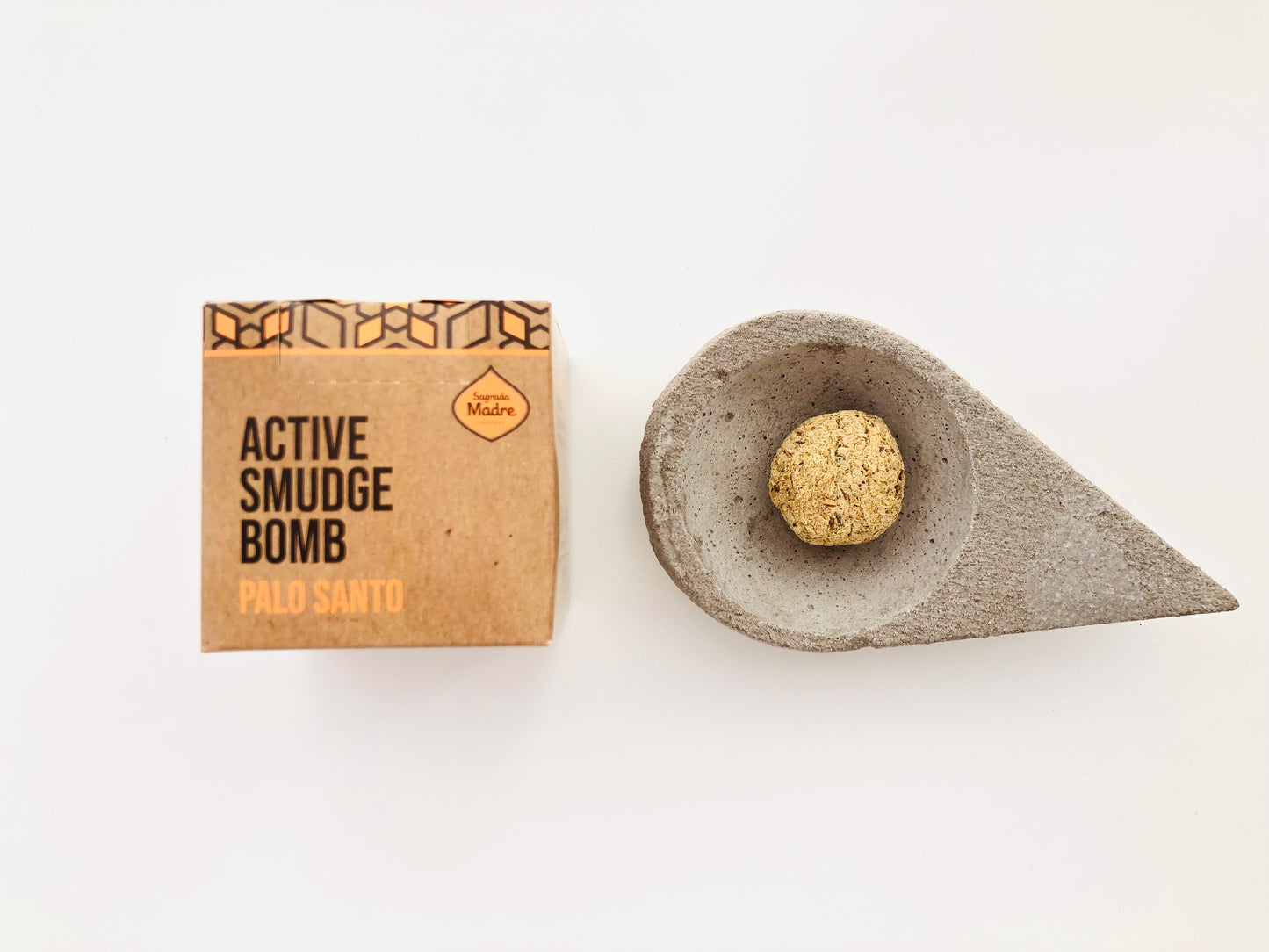 Set de bombitas de Palo Santo Sagrada Madre para defumación, esferas compactas de madera sagrada triturada con textura rugosa y color café natural, listas para usar.