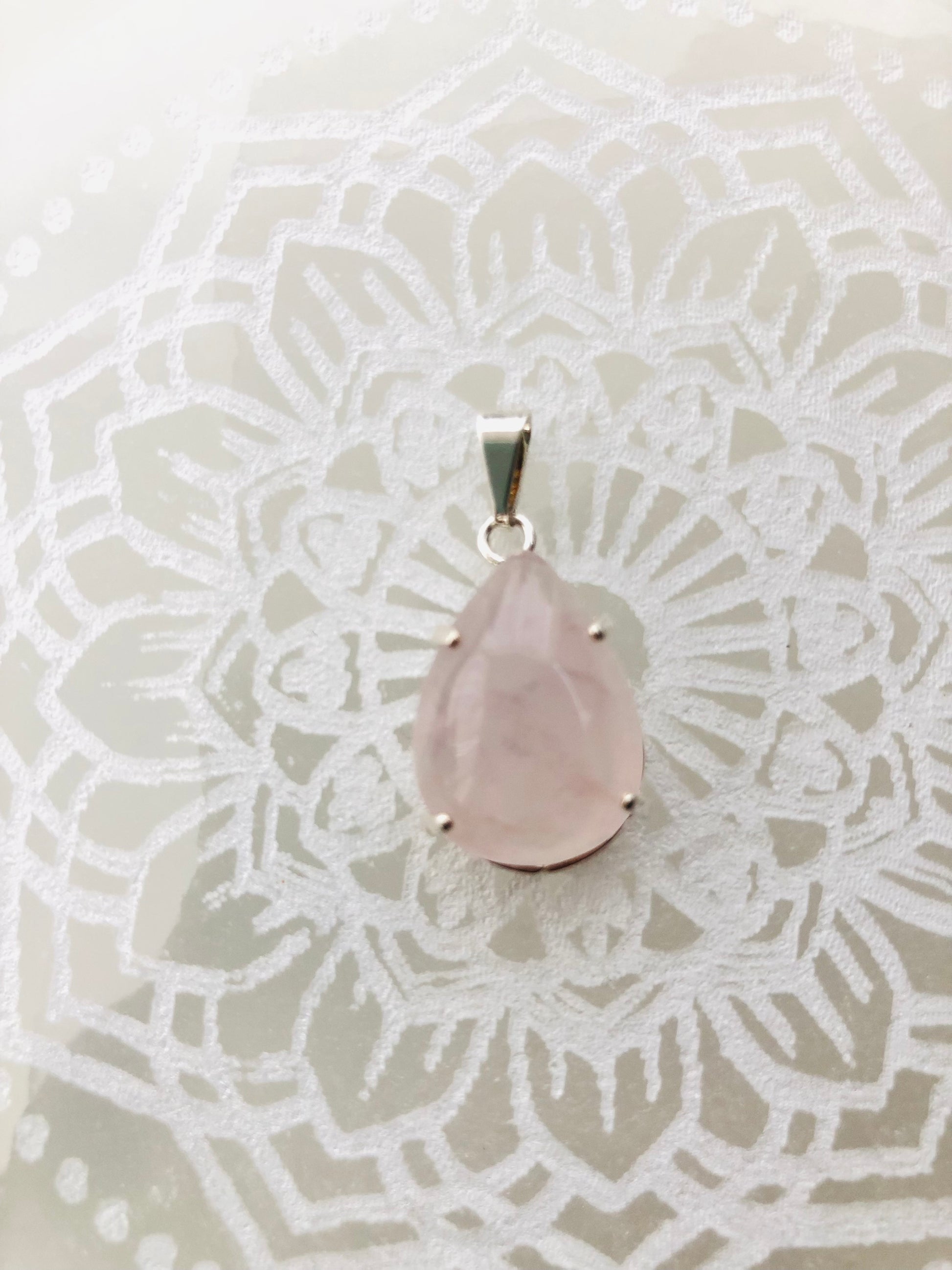 Colgante cuarzo rosa baño plta