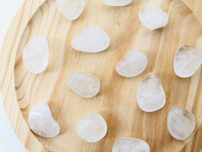 Canto rodado de cuarzo blanco natural, cristal traslúcido pulido de superficie suave para litoterapia o decoración