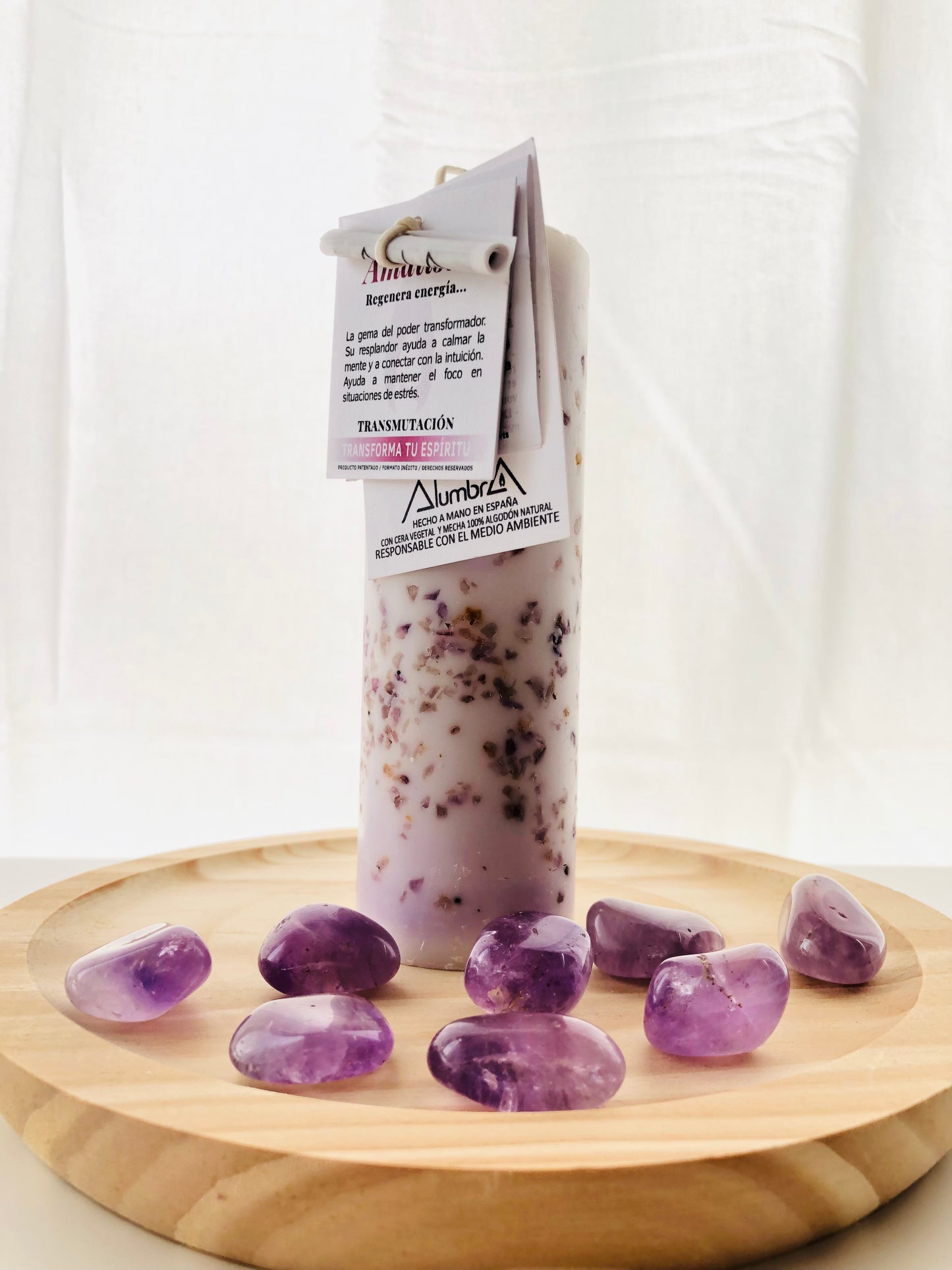 Vela esotérica de color lila decorada con cristales de amatista natural, ideal para crear un ambiente de paz y conexión espiritual durante la meditación.