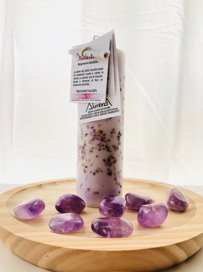 Vela esotérica de color lila decorada con cristales de amatista natural, ideal para crear un ambiente de paz y conexión espiritual durante la meditación.