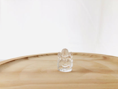 Estatua artesanal de Ganesha tallada en cuarzo cristal transparente, detalle decorativo de deidad hindú para el hogar.