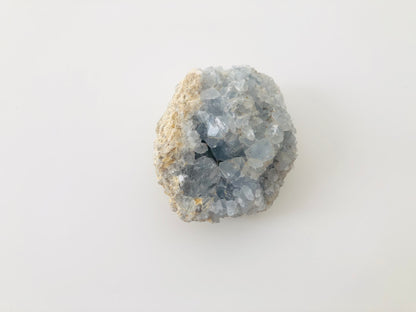 Drusa de celestina para bienestar en el dormitorio y meditación, piedra natural de color azul suave para conciliar el sueño, calmar la mente y decorar espacios zen.