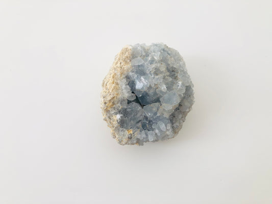 Drusa de celestina para bienestar en el dormitorio y meditación, piedra natural de color azul suave para conciliar el sueño, calmar la mente y decorar espacios zen.