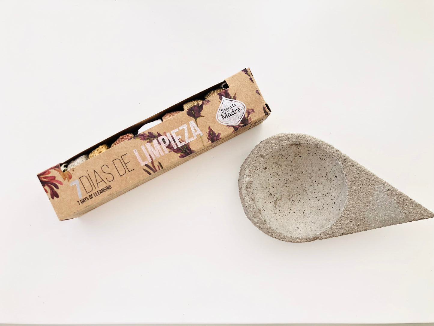 Caja de kit '7 días' de Sagrada Madre que contiene siete pastillas de sahumerio circulares organizadas para un ritual semanal de limpieza energética, con empaque de cartón reciclado y etiquetas descriptivas.