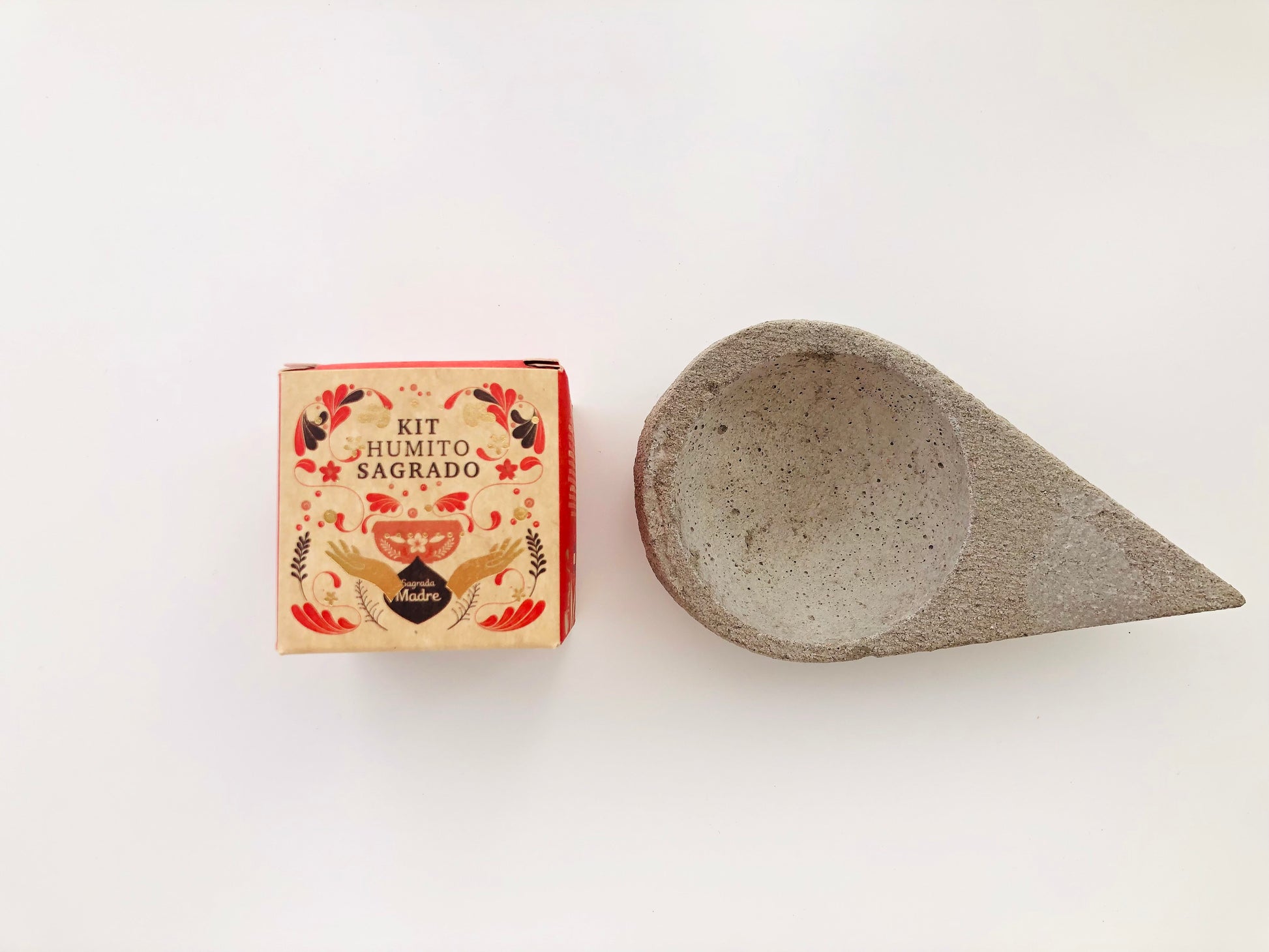 Kit Humito Sagrado de Sagrada Madre con variedad de inciensos naturales y ecológicos, presentados en una caja de cartón reciclado con ilustraciones botánicas y elementos de defumación artesanal.