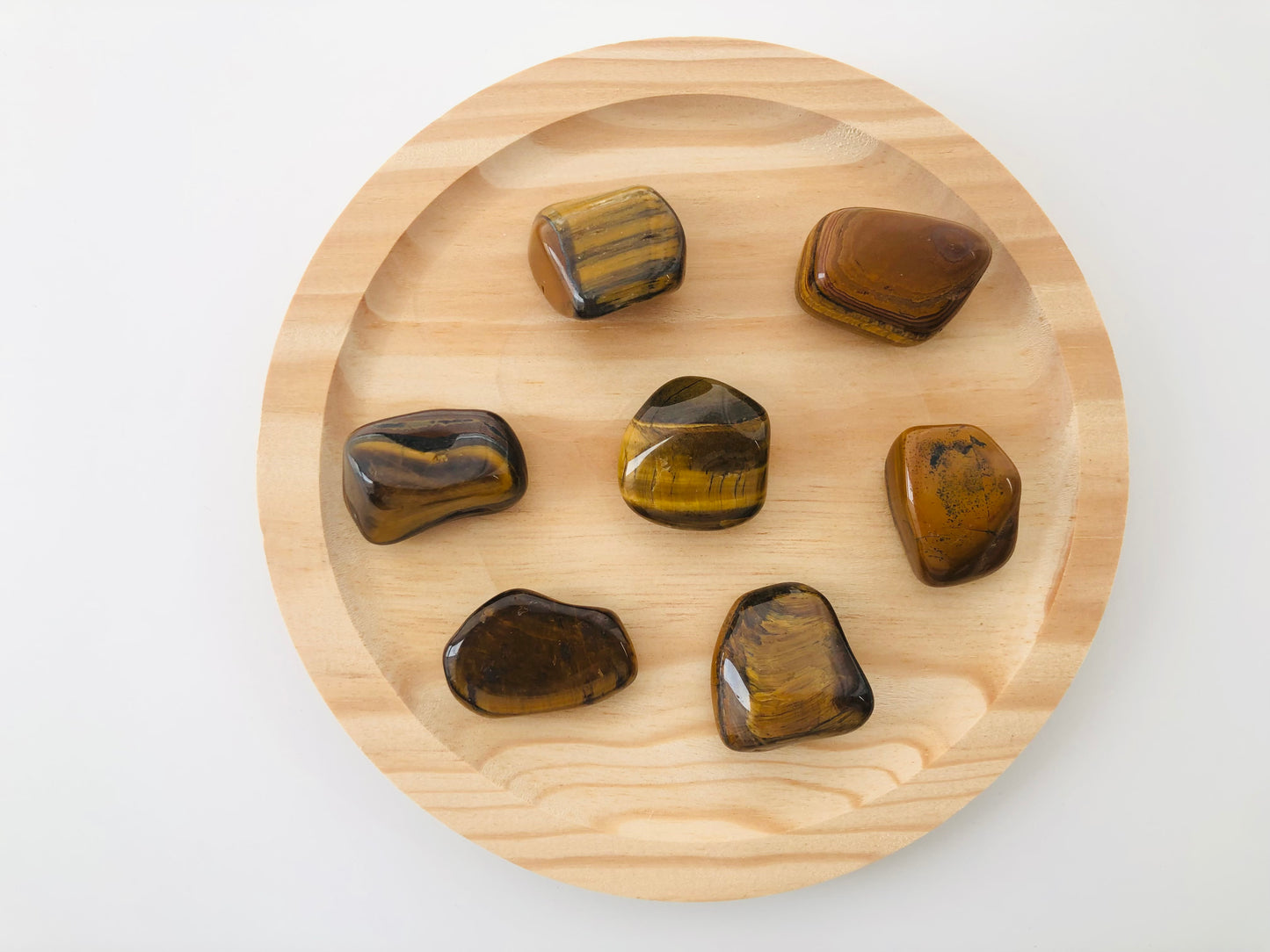 Piedra de bolsillo ojo de tigre pulida, ideal para sostener durante la meditación o usar como amuleto de equilibrio y confianza.