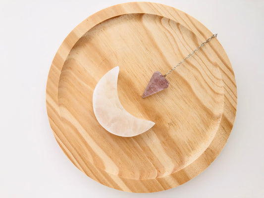 Péndulo de piedra amatista auténtica para potenciar la intuición y la conexión espiritual en rituales de radiestesia.