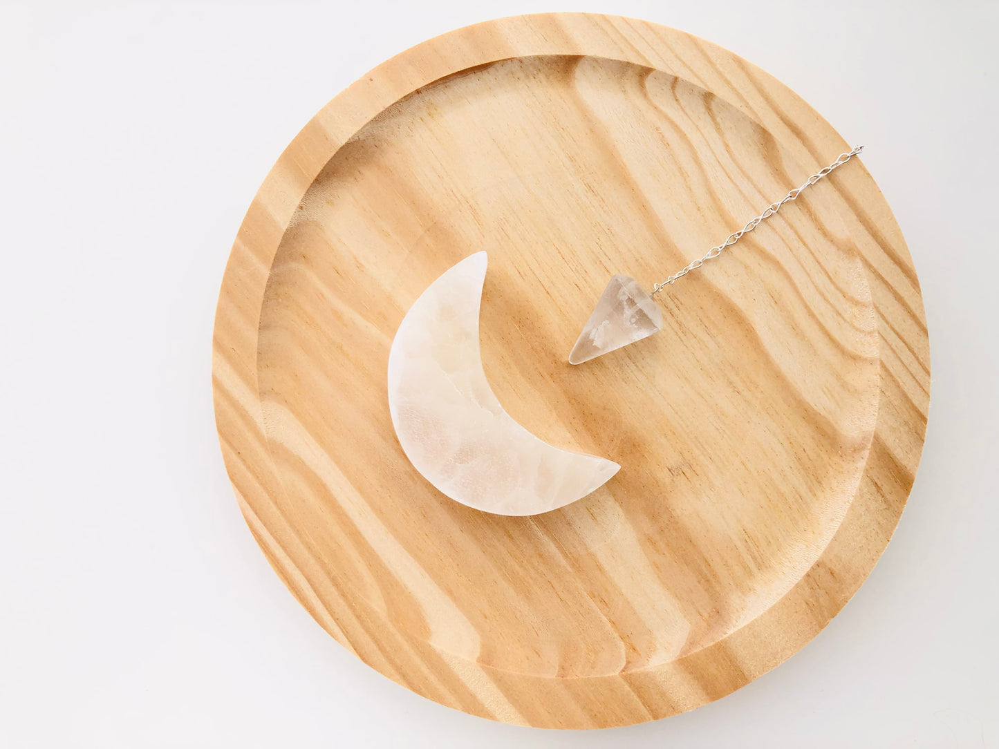 Péndulo de cuarzo transparente (cristal de roca) para limpieza energética, claridad mental y transmutación de energías.