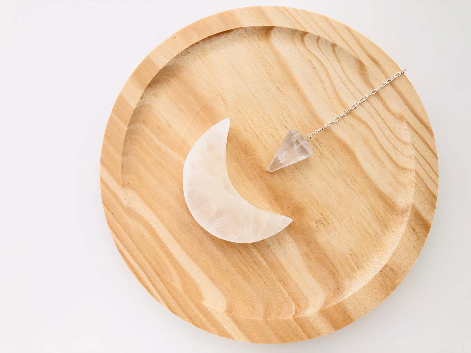 Péndulo de cuarzo transparente (cristal de roca) para limpieza energética, claridad mental y transmutación de energías.