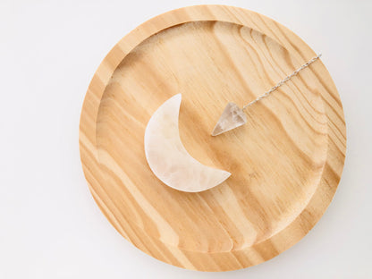 Péndulo de cuarzo transparente (cristal de roca) para limpieza energética, claridad mental y transmutación de energías.