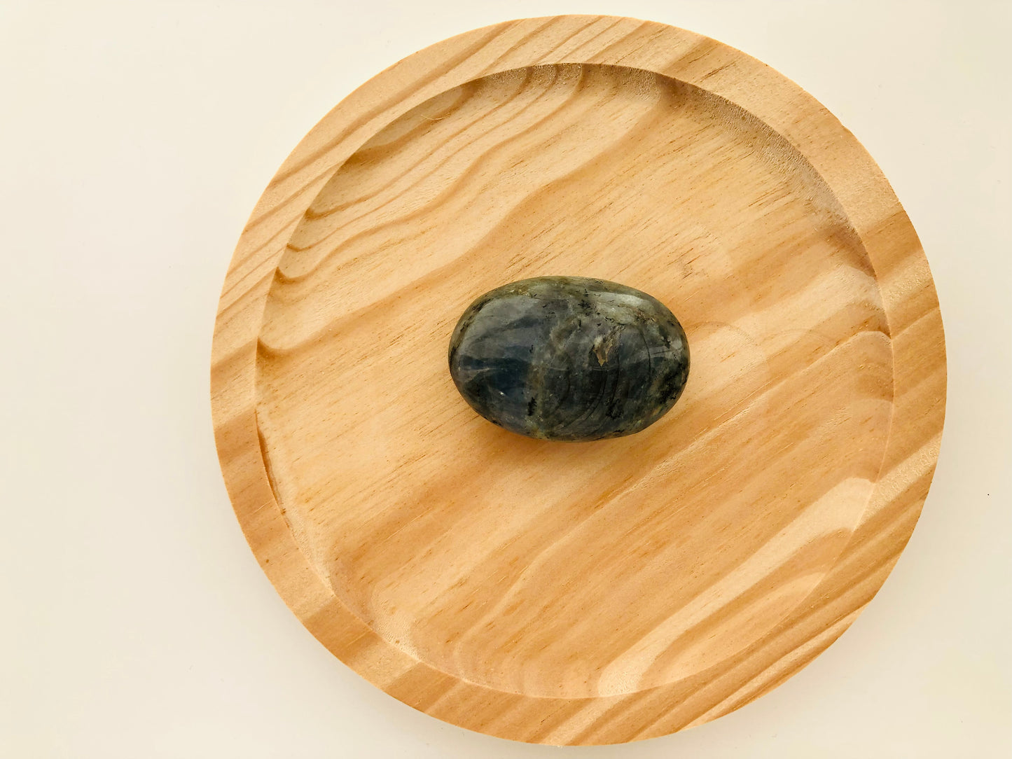 "Canto rodado de labradorita pulida, piedra natural de transformación y magia, mineral con reflejos irisados para protección espiritual y despertar de la intuición.