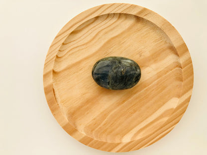 "Canto rodado de labradorita pulida, piedra natural de transformación y magia, mineral con reflejos irisados para protección espiritual y despertar de la intuición.
