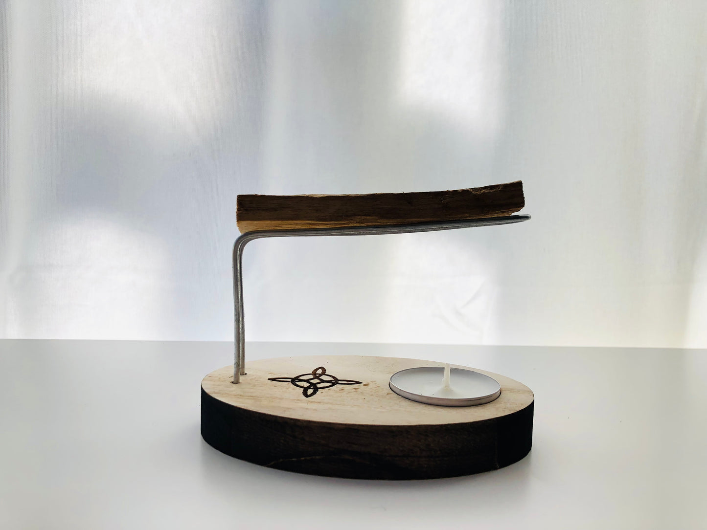 Porta palo santo de madera rústica y base de incienso natural, soporte artesanal para sahumerios de estilo nórdico o zen, accesorio de madera para rituales de limpieza energética.